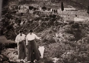 Vista panoràmica de dos dones amb l'antic Balneari de Cardó al fons. Imatge del Grup Aquí Tarragona