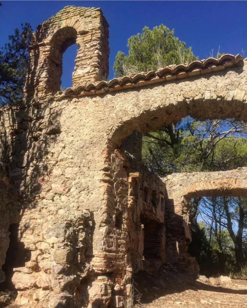 Restes d'una de les tretze ermites que constituiren l'ermitori de la Serra de Cardó