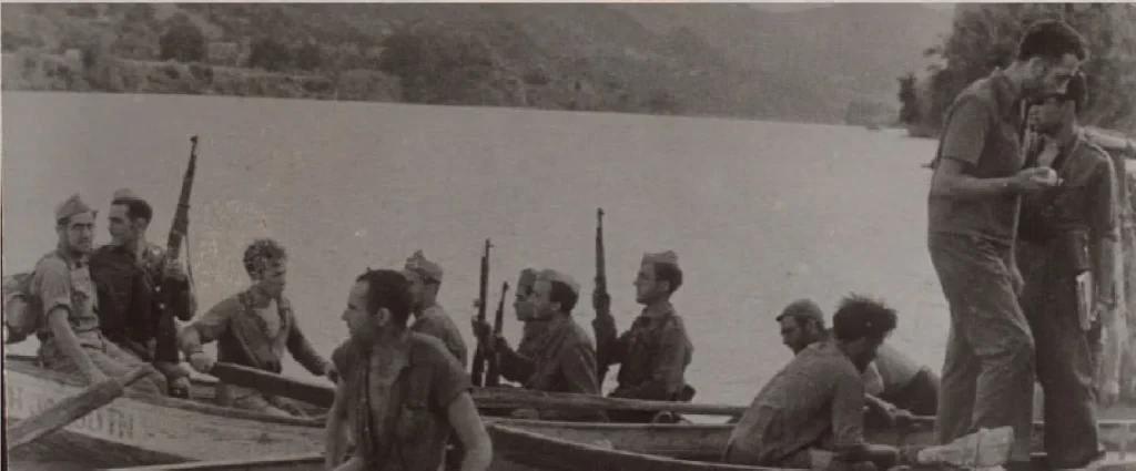 Ofensiva de l’exèrcit republicà creuant el riu Ebre a Benifallet. Biblioteca Nacional d’Espanya.