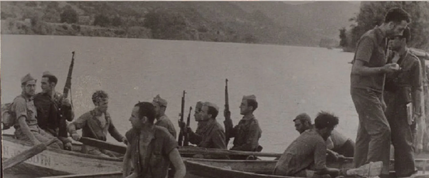 Ofensiva de l’exèrcit republicà creuant el riu Ebre a Benifallet. Biblioteca Nacional d’Espanya.