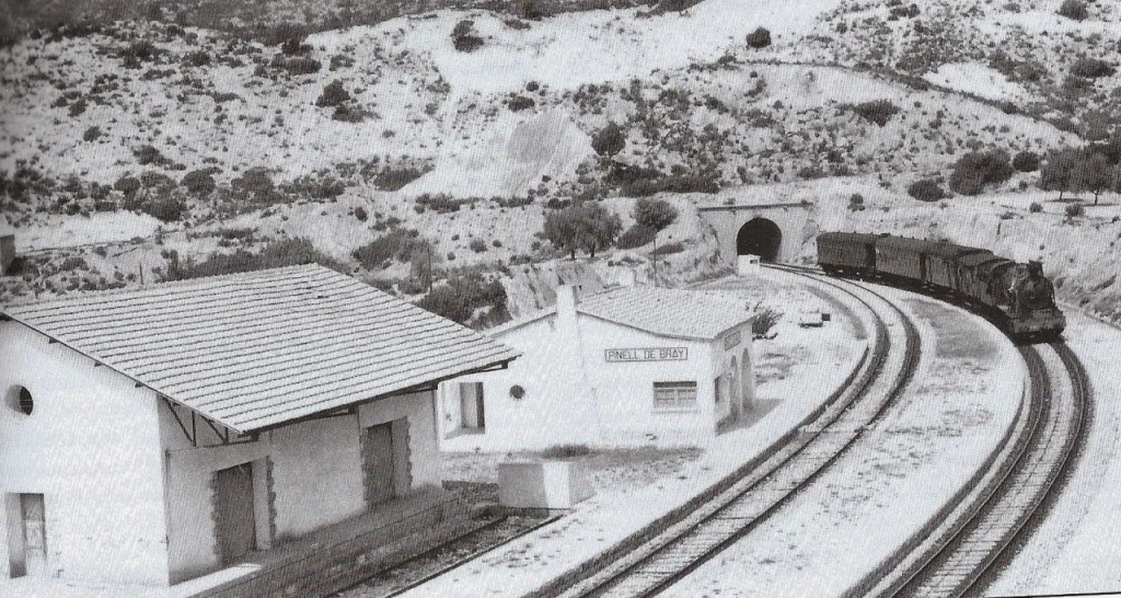 Imatge en blanc i negre de l'antiga Estació del Pinell de Brai