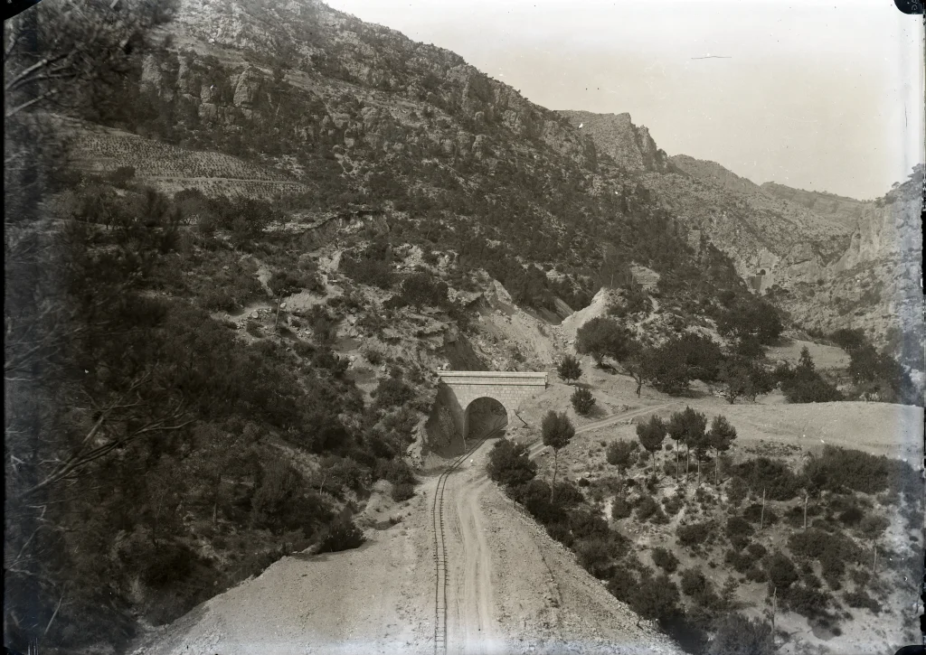 Imatge en blanc i negre de la construcció de les via del tren a la zona