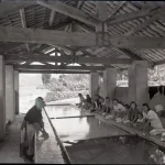 Imatge dels safareigs públics amb dones netejant roba. Obra feta amb Zonas Devastadas
