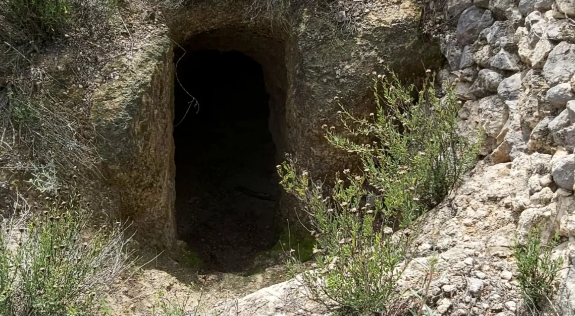Foto a color d'un forat excavat a la roca on s'amagaven els soldats durant la guerra civil a Benifallet
