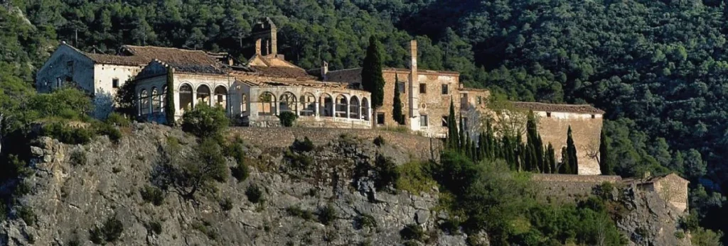 Vista actual de l'antic Balneari de Cardó gairebé en runes