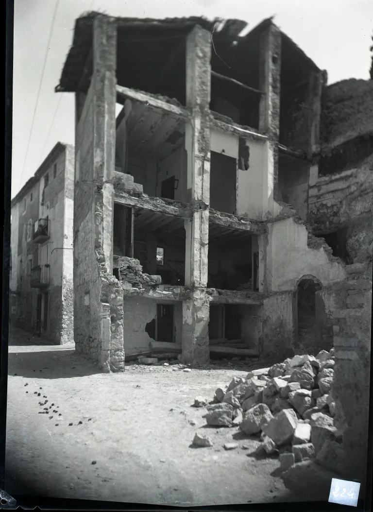 Casa bombardejada de Benifallet després de la Batalla de l'Ebre