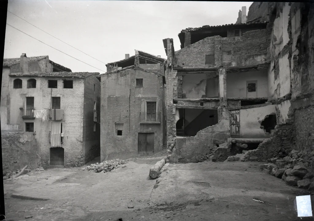 Imatge dels bombardeigs sobre el carrer Placeta de Benifallet