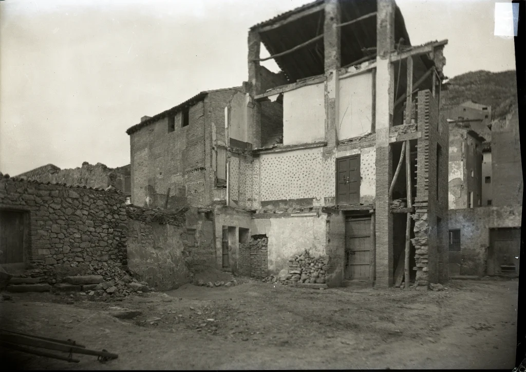 Imatge del carrer Ramos de Benifallet després del bombardeig de 1938