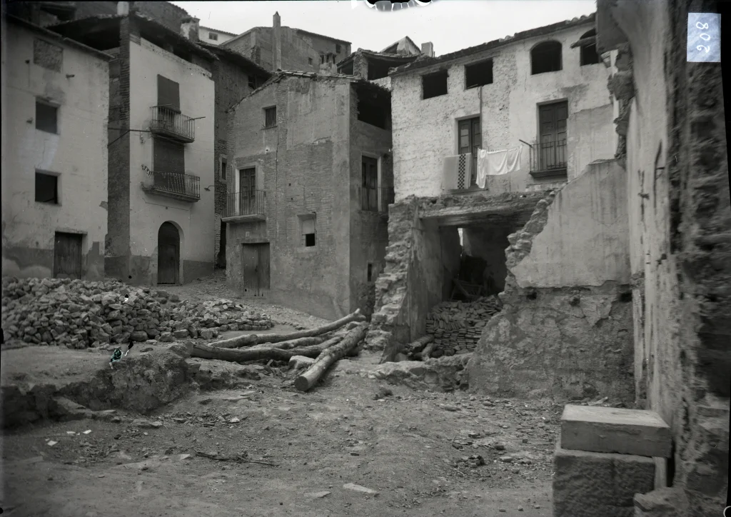 Imatge dels bombardeigs sobre el Carrer de la Rosa a Benifallet el 1938