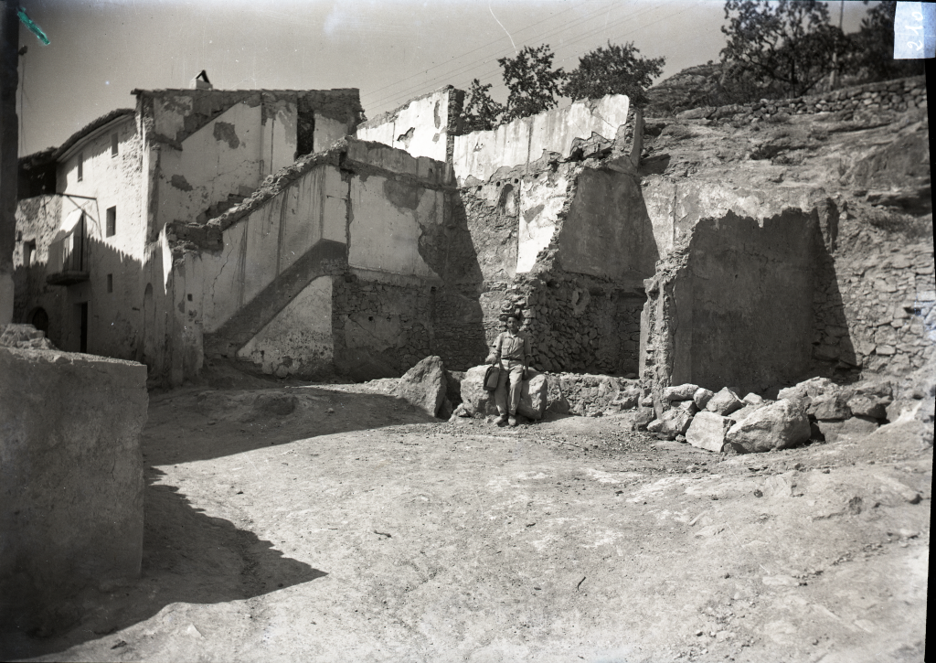 Imatge del Carrer Les Roques després dels bombardeigs sobre Benifallet el 1938