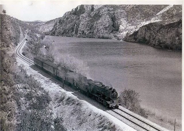 Imatge d'un tren circulant per la via verda del Baix Ebre