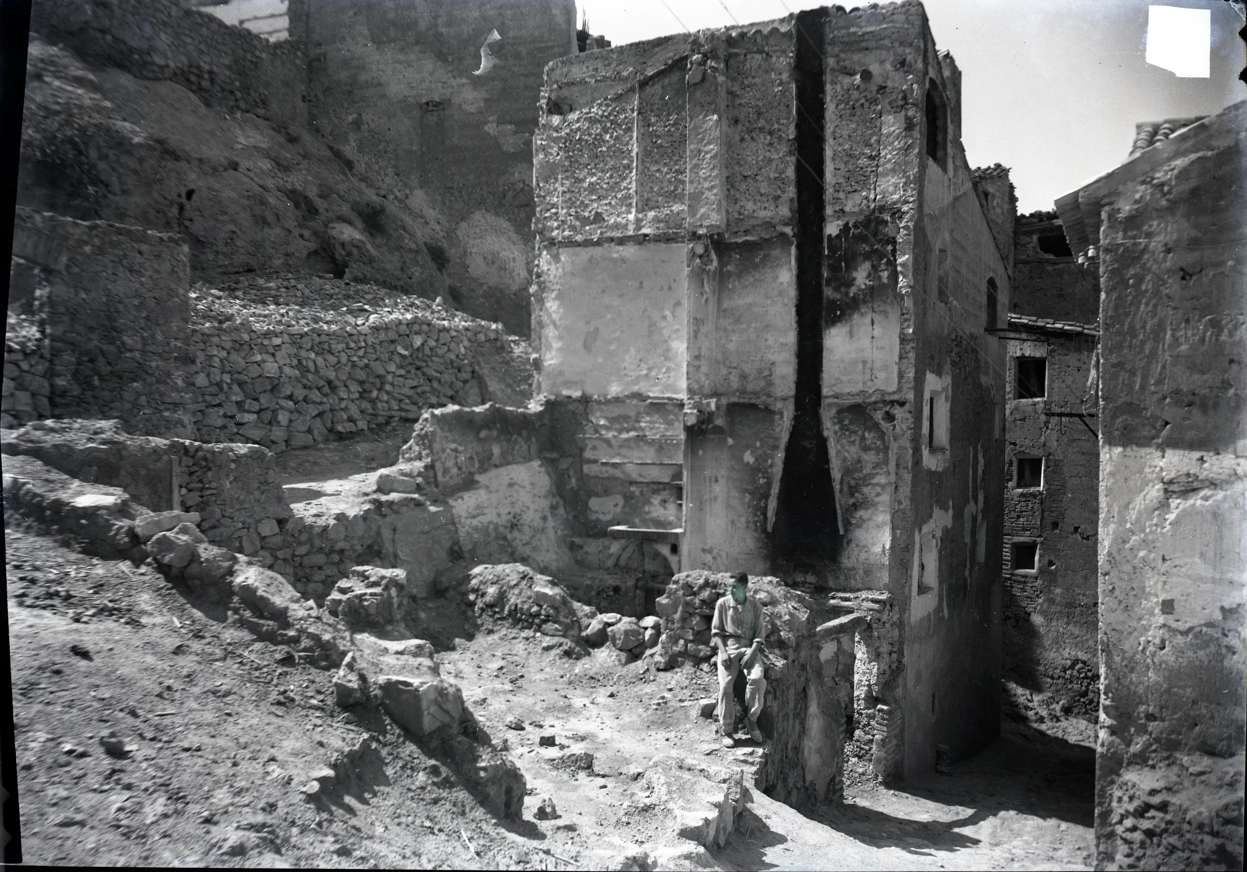 Imatge de l'actual Plaça del Conducte derruïda després dels bombardeigs del 38 sobre Benifallet