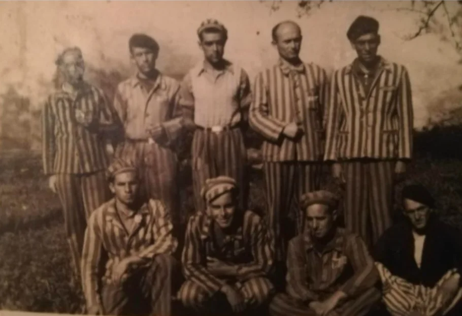 Foto d'un grup de presos de camps de concentració. Entre ells, Tomas Salaet Artiola.