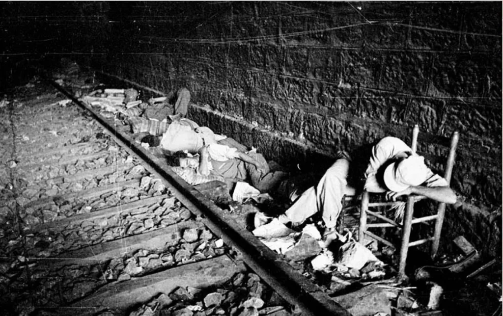 Image en blanc i negre de presoners de guerra agonitzant a la vora de les vies que es veien obligats a construir