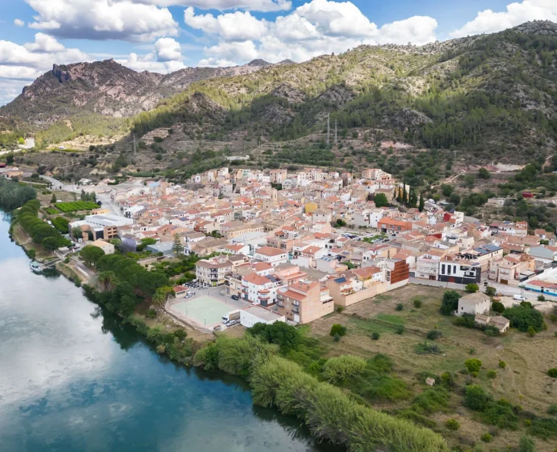 Vista aèria del poble de Benifallet amb el Pont dels llaguters i Lo Carmull al fons