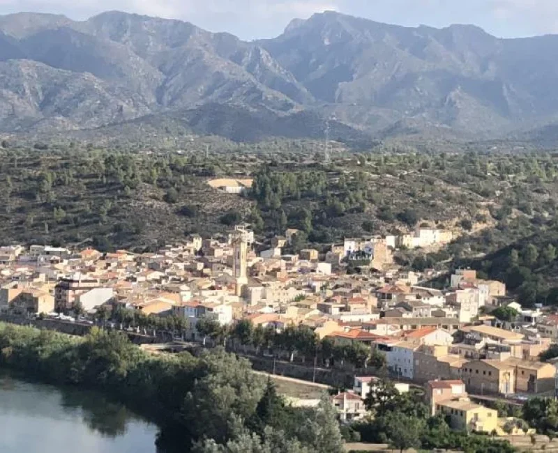 Vista aèria del poble de Tivenys
